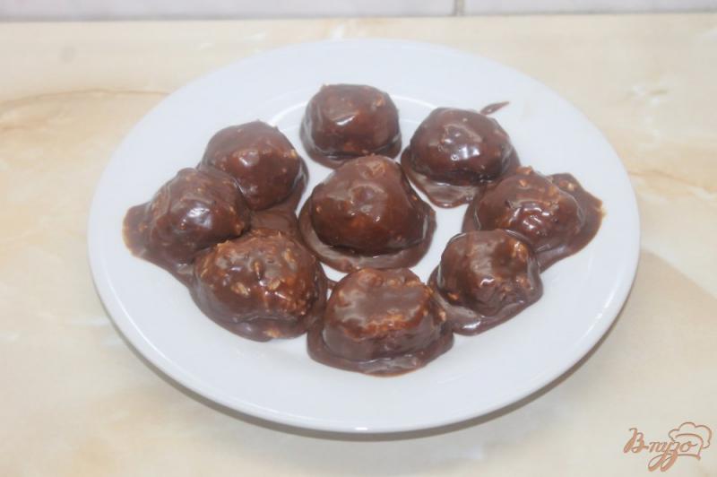 Фото приготовление рецепта: Шоколадные шарики с начинкой шаг №5