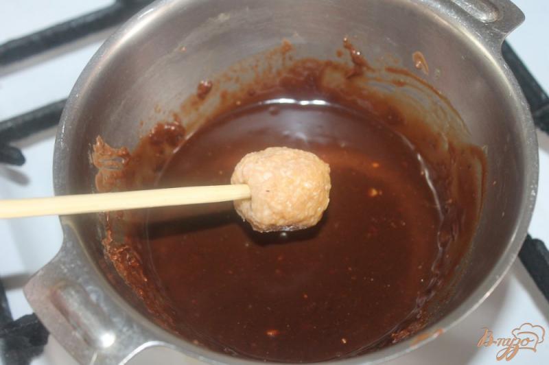 Фото приготовление рецепта: Шоколадные шарики с начинкой шаг №4