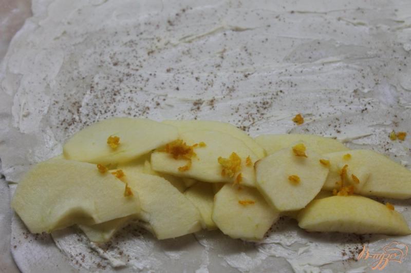 Фото приготовление рецепта: Сладкая слоеная булочка с яблоками и шоколадом шаг №4