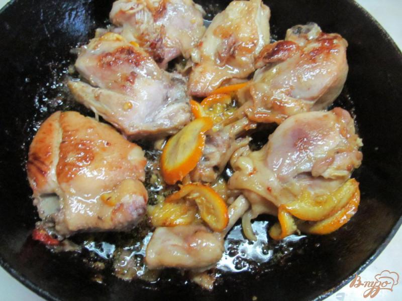 Фото приготовление рецепта: Курица карри с апельсином и медом шаг №4