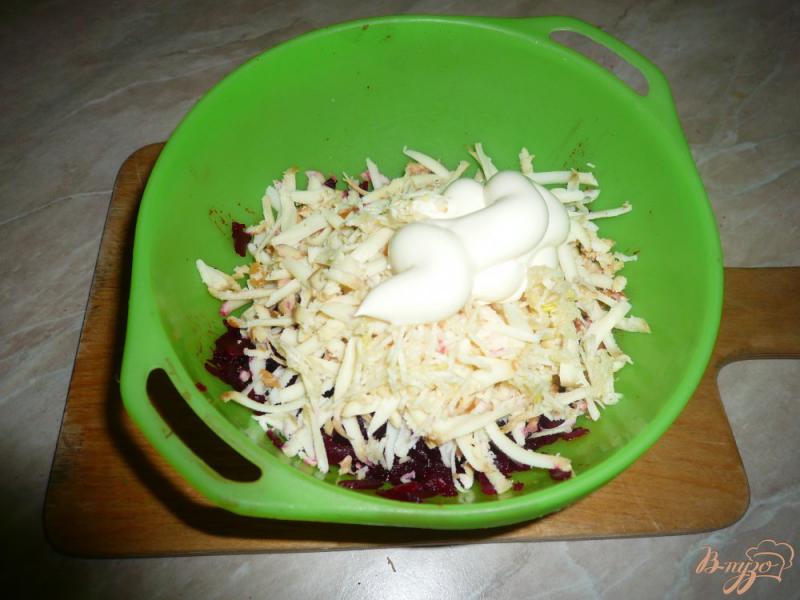 Фото приготовление рецепта: Салат свекольный с моцареллой шаг №4