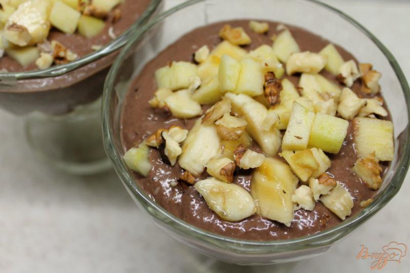 Фото приготовление рецепта: Шоколадный мусс с бананом и яблоком шаг №9