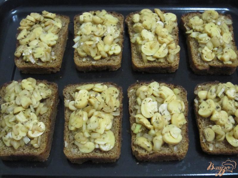 Фото приготовление рецепта: Фитнес-бутерброды с грибами в духовке шаг №6