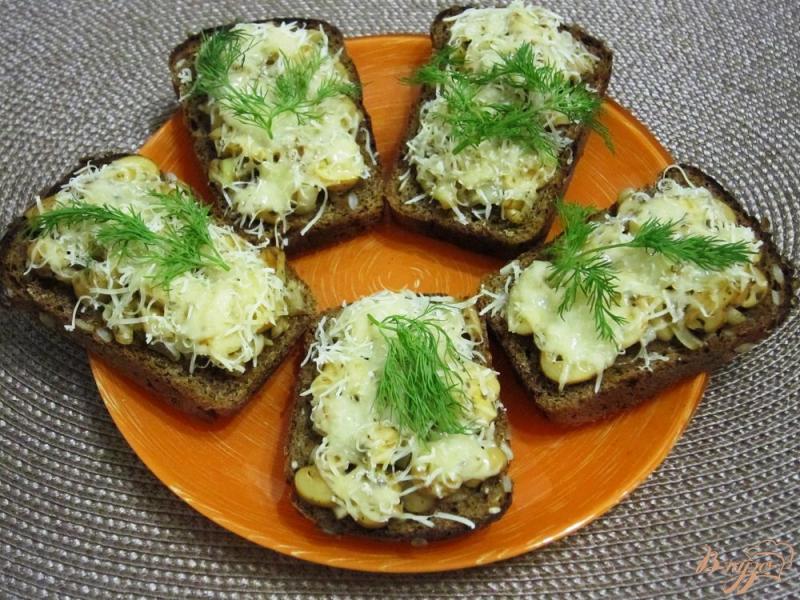 Фото приготовление рецепта: Фитнес-бутерброды с грибами в духовке шаг №9