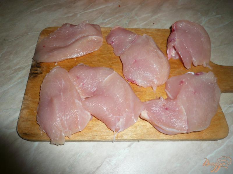 Фото приготовление рецепта: Сочные куриные отбивные в кляре шаг №2