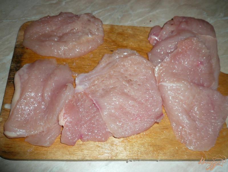Фото приготовление рецепта: Сочные куриные отбивные в кляре шаг №3
