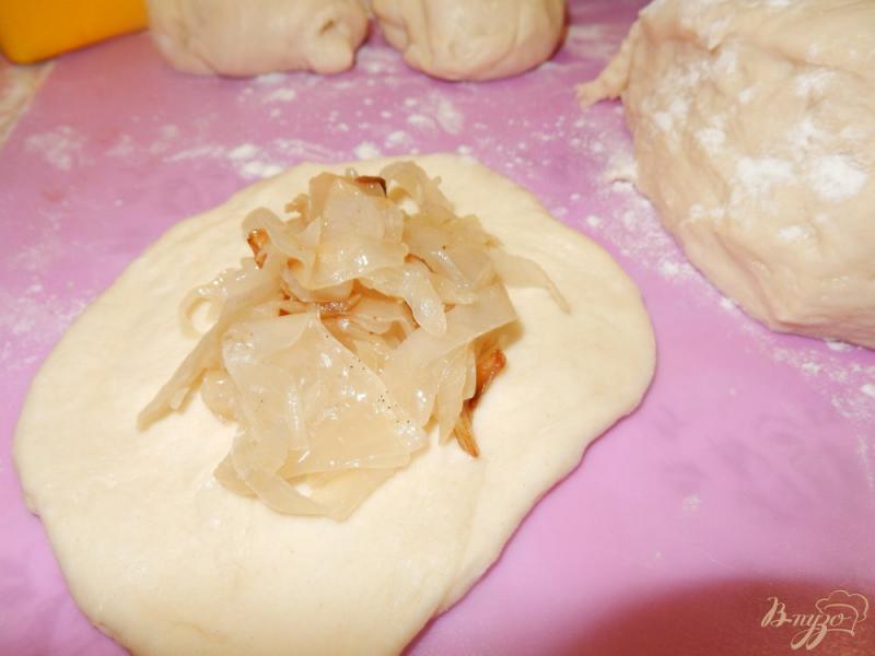 Фото приготовление рецепта: Пирожки с квашеной капустой шаг №9