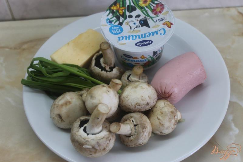 Фото приготовление рецепта: Жульен с колбасой и грибами шаг №1
