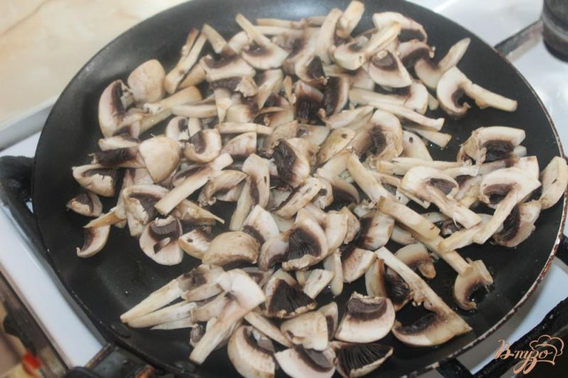 Фото приготовление рецепта: Жульен с колбасой и грибами шаг №3