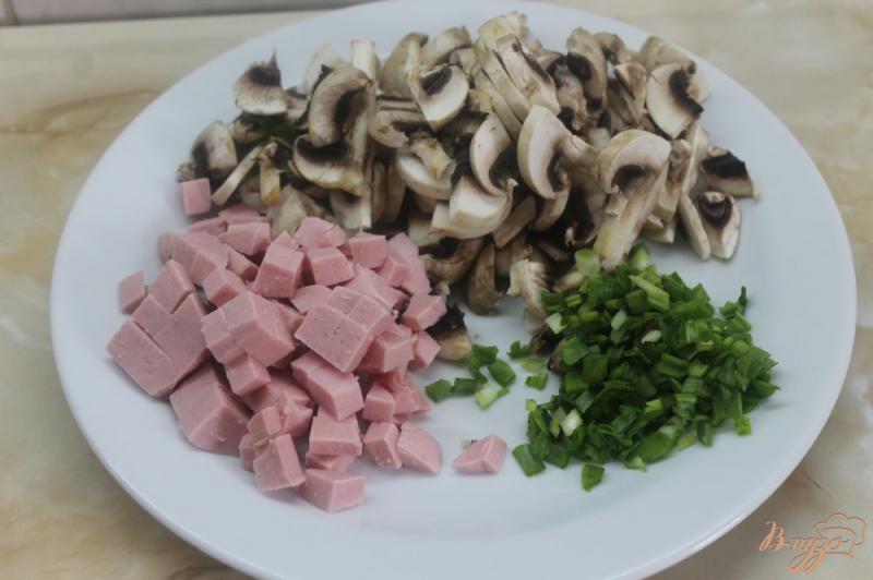 Фото приготовление рецепта: Жульен с колбасой и грибами шаг №2