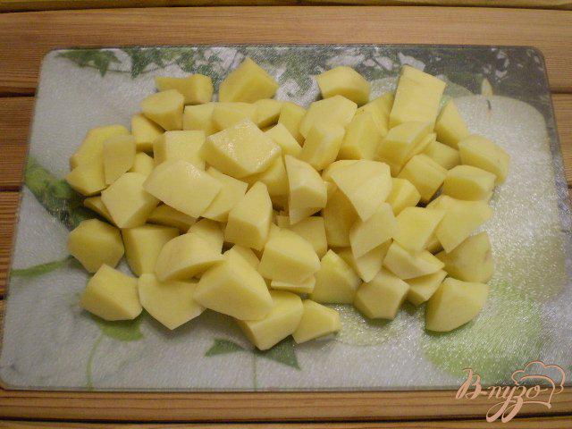 Фото приготовление рецепта: Картофель с ребрышками в мультиварке шаг №4