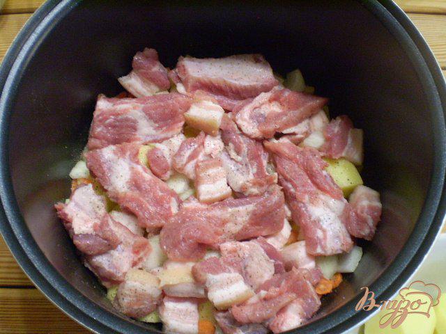 Фото приготовление рецепта: Картофель с ребрышками в мультиварке шаг №6