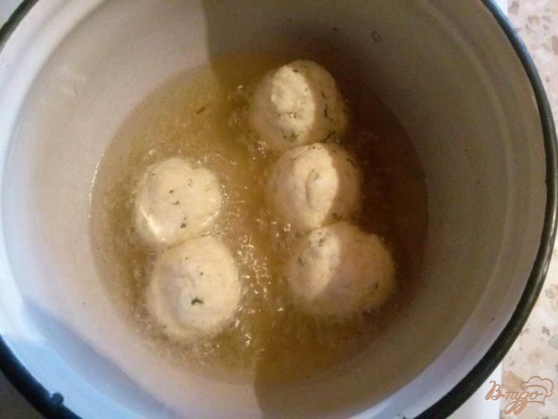 Фото приготовление рецепта: Творожные шарики с укропом во фритюре шаг №5