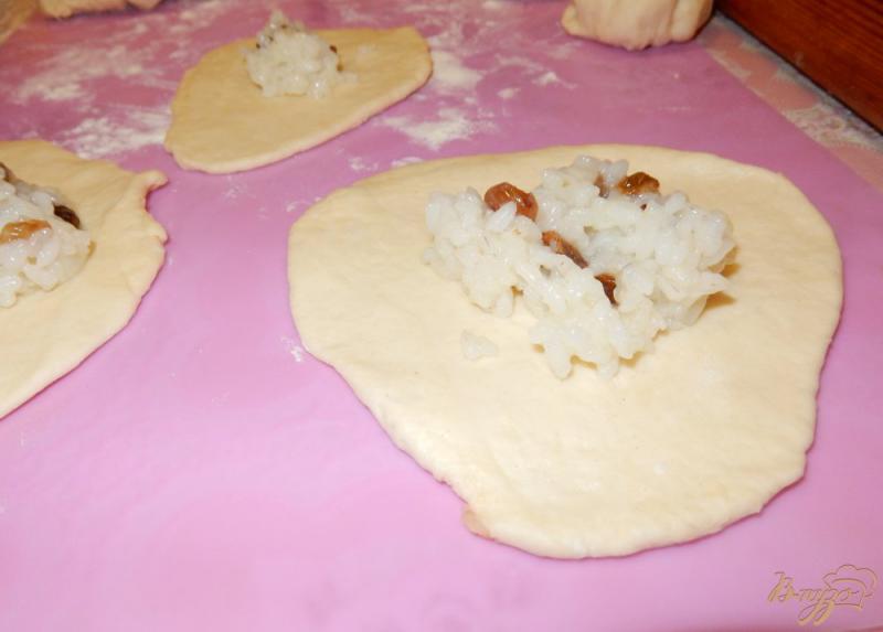 Фото приготовление рецепта: Пирожки с рисом и изюмом шаг №7
