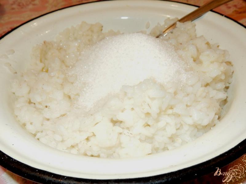 Фото приготовление рецепта: Пирожки с рисом и изюмом шаг №4