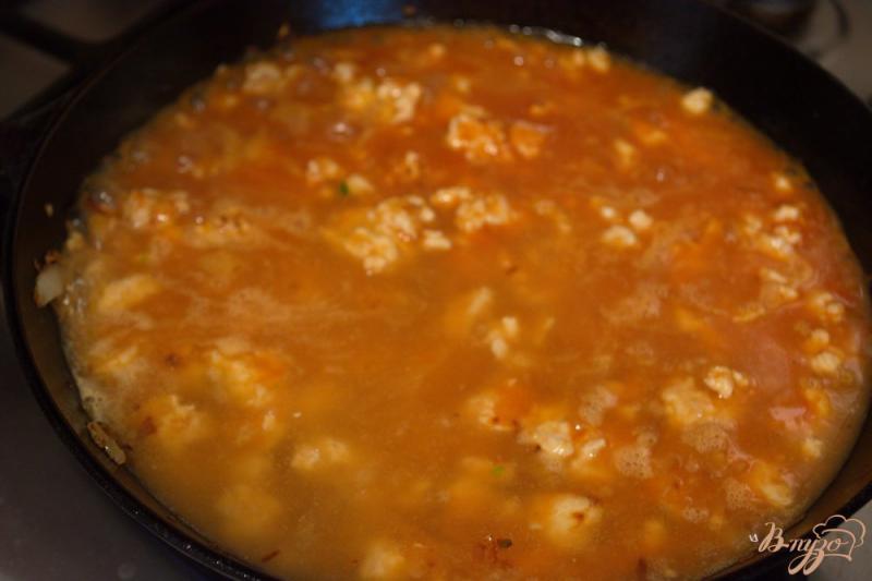 Фото приготовление рецепта: Паста (макароны) с фаршем из курицы с томатом шаг №6