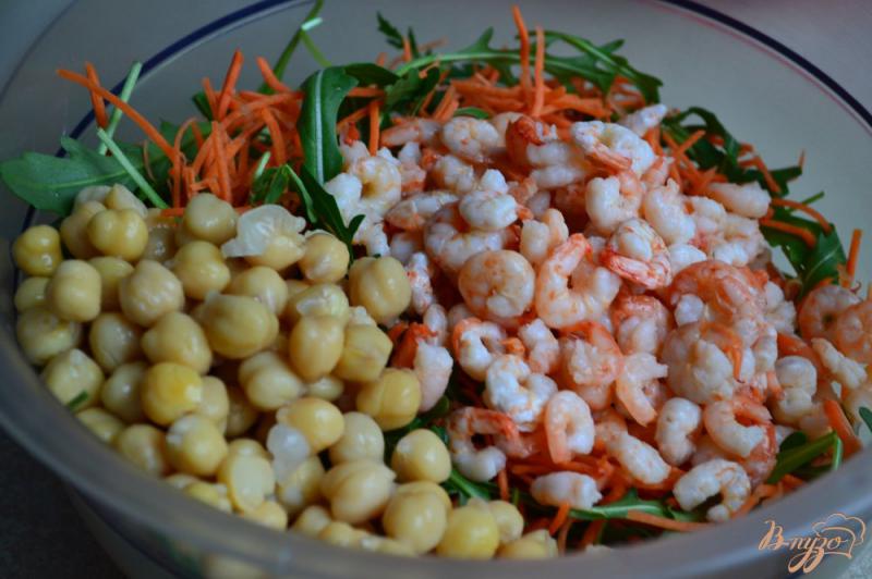 Фото приготовление рецепта: Салат из моркови, креветок и нута шаг №2