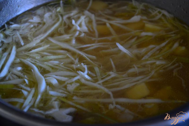 Фото приготовление рецепта: Суп из белокочанной капусты с кусочками тыквы шаг №4