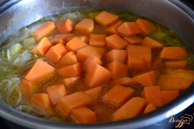 Фото приготовление рецепта: Суп из белокочанной капусты с кусочками тыквы шаг №5