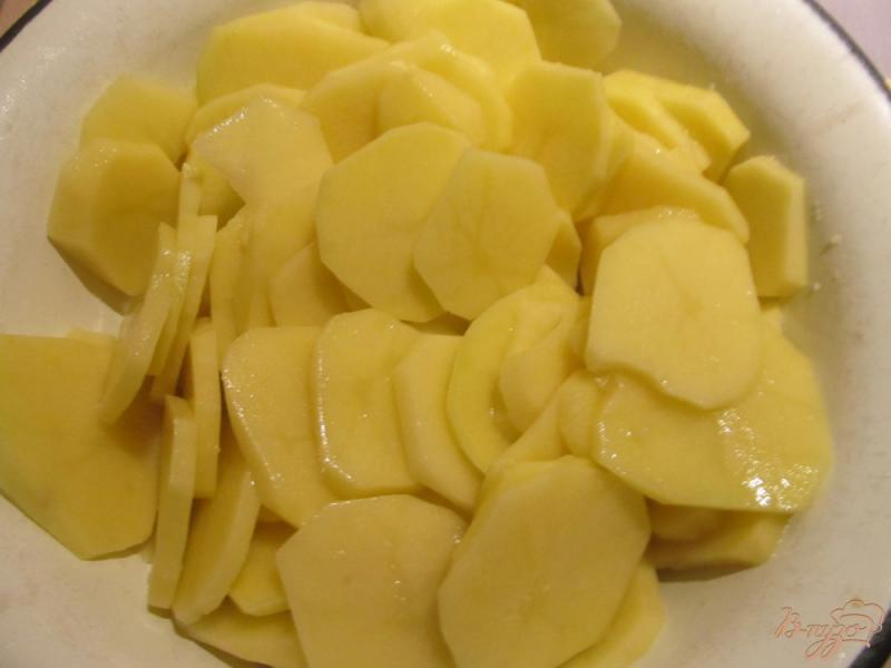 Фото приготовление рецепта: Камбала, запеченная с картофелем в фольге шаг №4