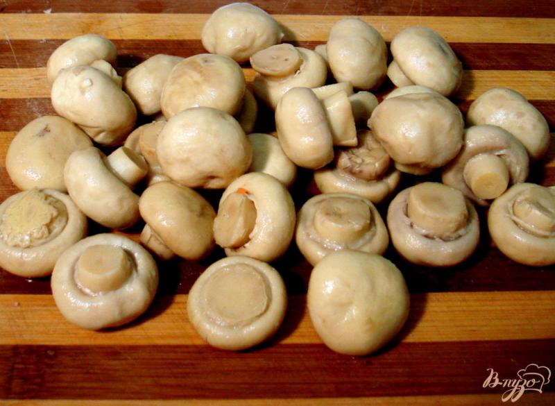 Фото приготовление рецепта: Салат мясной с ветчиной и грибами шаг №6