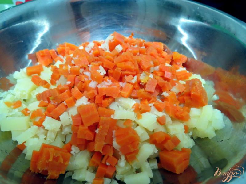 Фото приготовление рецепта: Салат мясной с ветчиной и грибами шаг №7