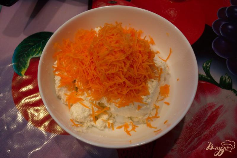 Фото приготовление рецепта: Нежные морковные творожники шаг №2