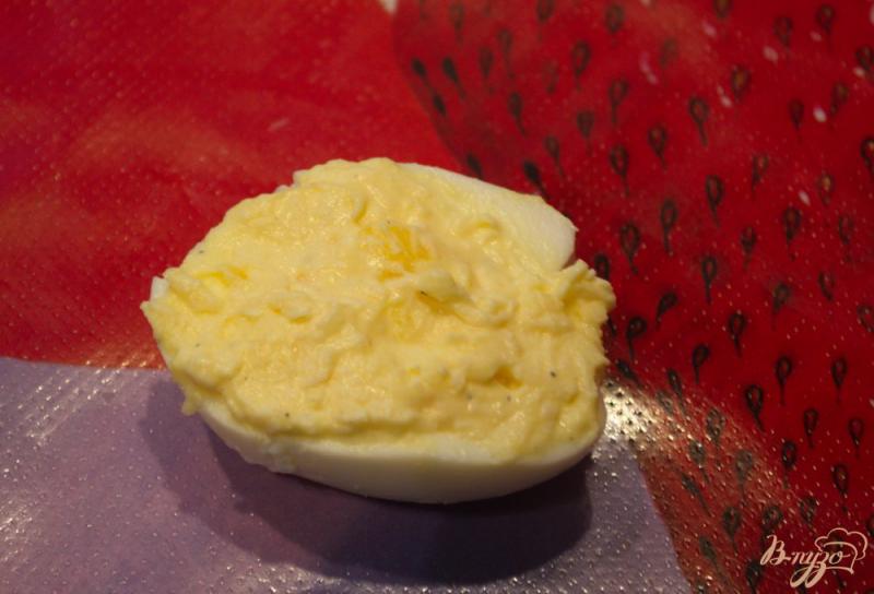 Фото приготовление рецепта: Фаршироуанные яйца с сырной начинкой шаг №7