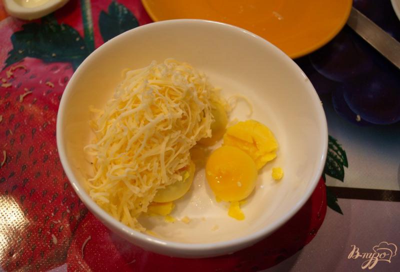 Фото приготовление рецепта: Фаршироуанные яйца с сырной начинкой шаг №4