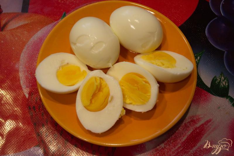 Фото приготовление рецепта: Фаршироуанные яйца с сырной начинкой шаг №2