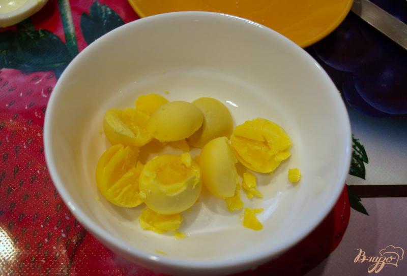 Фото приготовление рецепта: Фаршироуанные яйца с сырной начинкой шаг №3