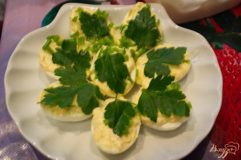 Фото приготовление рецепта: Фаршироуанные яйца с сырной начинкой шаг №8