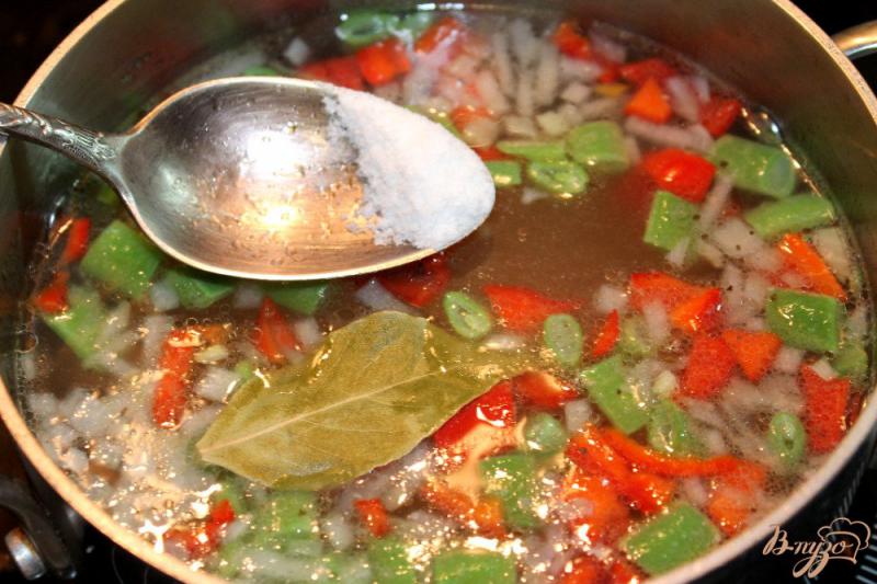 Фото приготовление рецепта: Овощной суп с перепелиными яйцами шаг №4