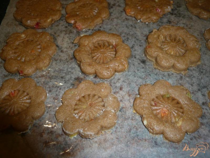 Фото приготовление рецепта: Печенье с имбирем и цукатами шаг №3