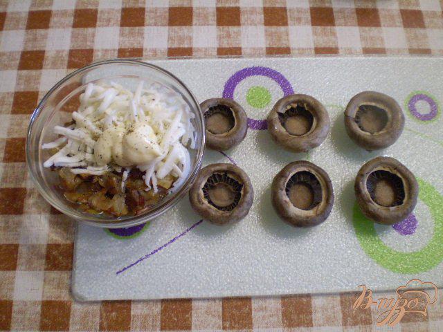 Фото приготовление рецепта: Грибы запеченные с луком и сыром шаг №5