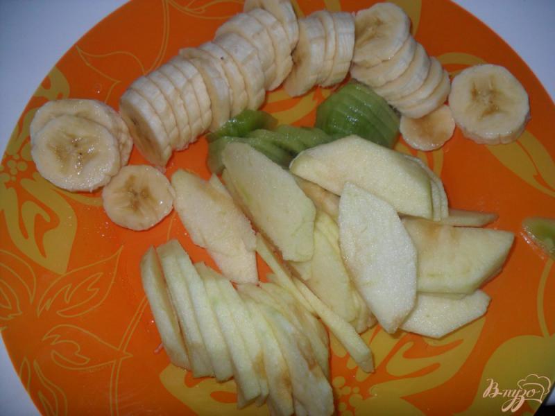 Фото приготовление рецепта: Медовик со сметанным кремом и фруктами. шаг №8
