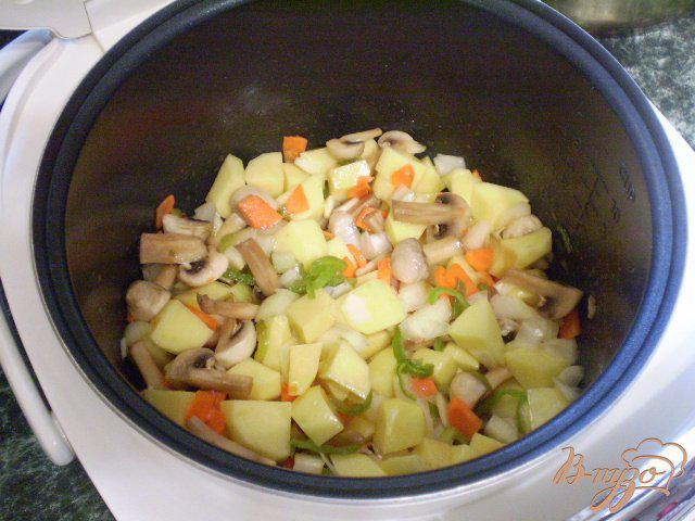 Фото приготовление рецепта: Картофель с грибами в мультиварке шаг №4