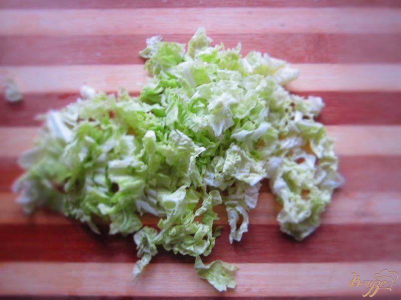 Фото приготовление рецепта: Салат с сыром фета, фасолью и черносливом шаг №3