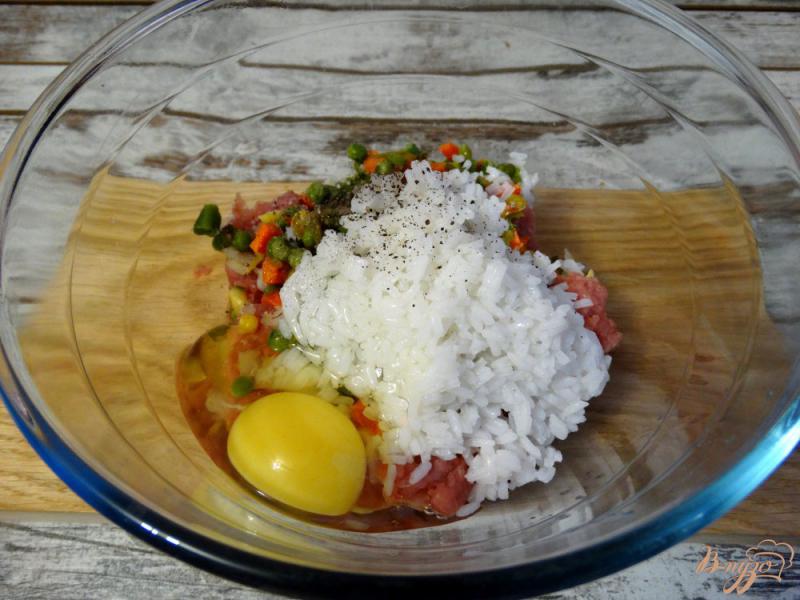 Фото приготовление рецепта: Тефтели по-мексикански в томатно-чесночном соусе шаг №7