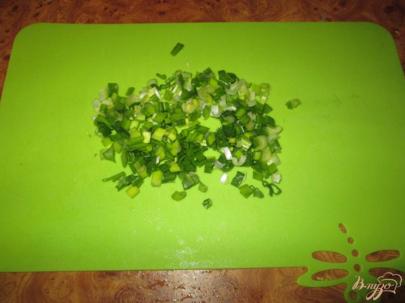 Фото приготовление рецепта: Салат из китайской капусты и крабовых палочек шаг №3