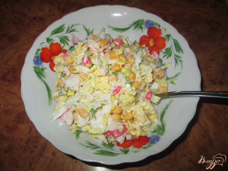 Фото приготовление рецепта: Салат из китайской капусты и крабовых палочек шаг №7