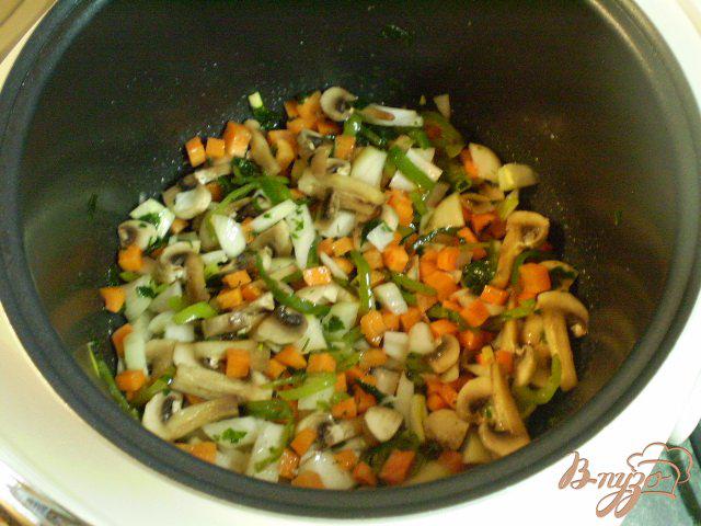 Фото приготовление рецепта: Грибы с овощами в мультиварке шаг №4