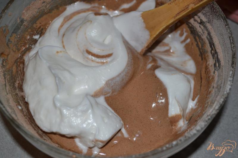 Фото приготовление рецепта: Шоколадный бисквит с нежным кремом шаг №3