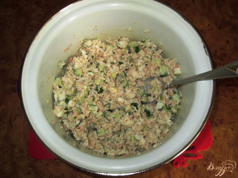 Фото приготовление рецепта: Рисовый салат с консервированным тунцом шаг №6