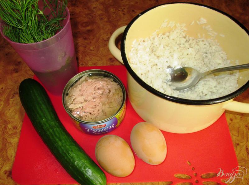 Фото приготовление рецепта: Рисовый салат с консервированным тунцом шаг №1