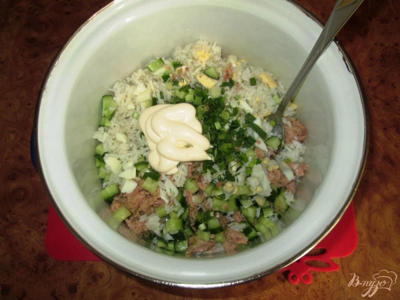 Фото приготовление рецепта: Рисовый салат с консервированным тунцом шаг №5