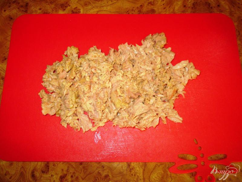 Фото приготовление рецепта: Рисовый салат с консервированным тунцом шаг №4