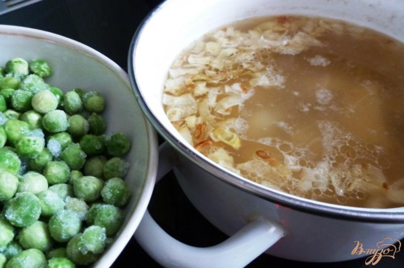 Фото приготовление рецепта: Суп с зеленым горошком и щавелем шаг №4