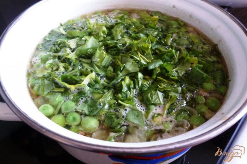 Фото приготовление рецепта: Суп с зеленым горошком и щавелем шаг №5