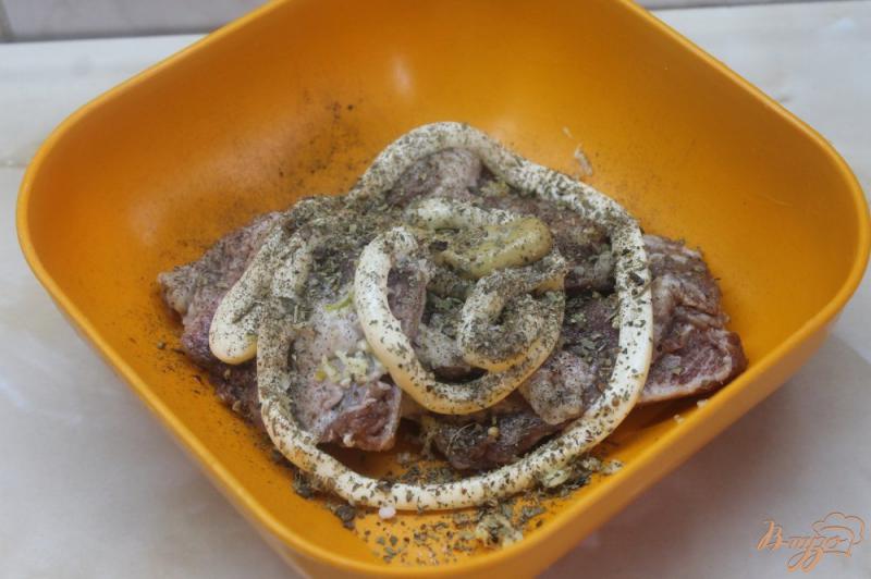 Фото приготовление рецепта: Запеченные свиные ребра с картофелью шаг №2